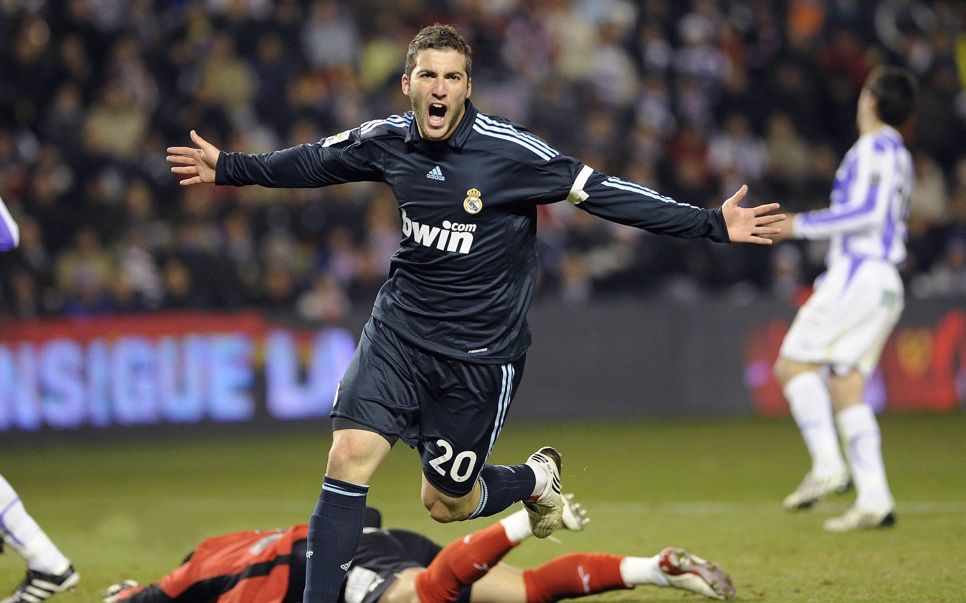 乔治暴走快船轻取雄鹿，快船乔治伤病