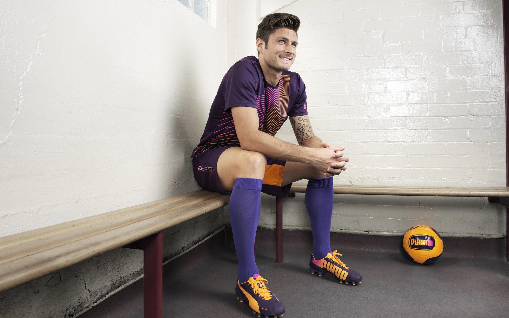 地级市足球基础设施建设持续推进，赛场环境全面改善，足球基地建设标准